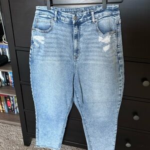 American Eagle Outfitters Women's Light Blue Curvy Mom Jean
